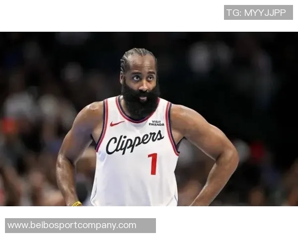 哈登36岁依旧拼搏51分钟赛场上的孤独与坚持让人心疼