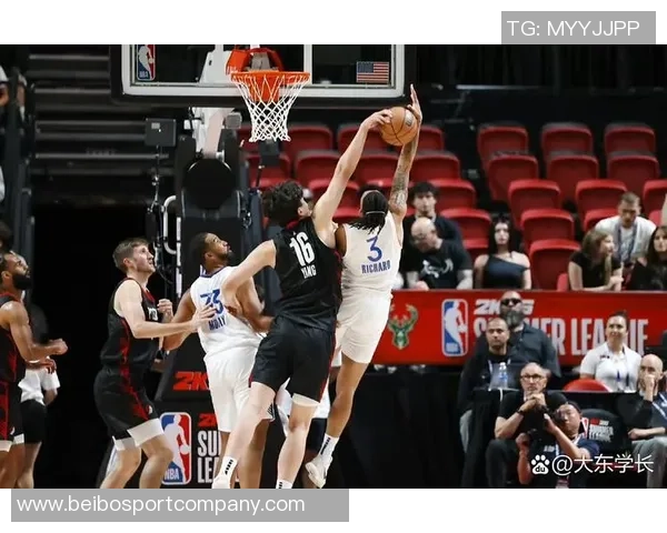 德拉蒙德半场高效发挥10分9篮板关键抢断与封盖助力球队表现出色 德拉蒙德半场高效发挥10分9篮板关键抢断与封盖助力球队表现出色