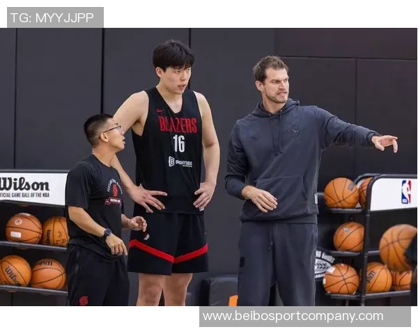 小杨激情泼水庆祝斯普利特首场胜利并获得比赛用球