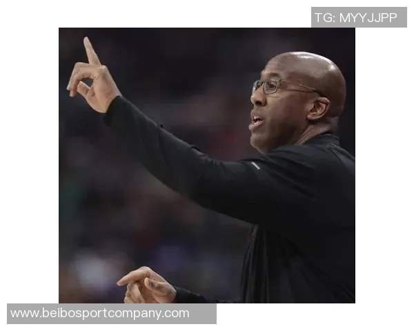 迈克布朗暂停时特别强调拉塞尔在进攻端的重要性与战术安排