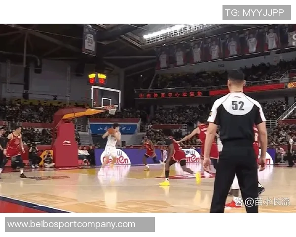 文班双手封盖展现强悍防守紧接连续三分助队打出15-0强势反击